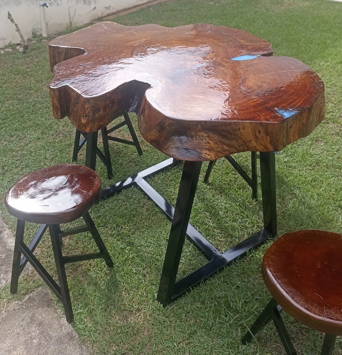 Mesa rústica em madeira maciça com resina epóxi e banquetas, feita pela LM Moveis